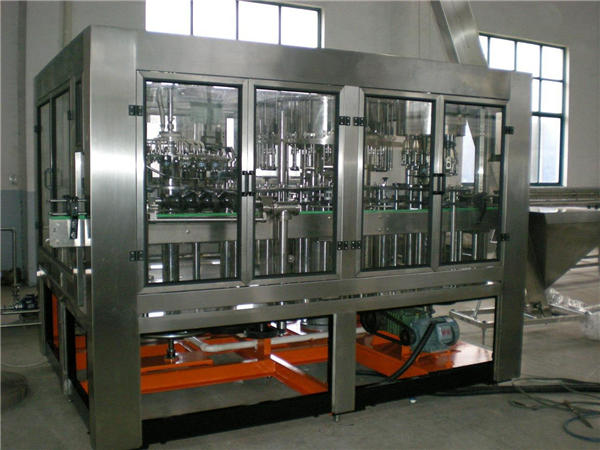 Avtomatski stroj za polnjenje vode iz steklenih steklenic