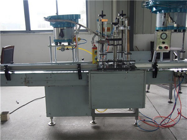 Stroj za polnjenje toaletne vode s 24 vodili za steklenice