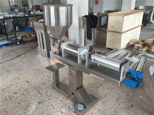 Polavtomatski stroj za polnjenje medu z eno glavo