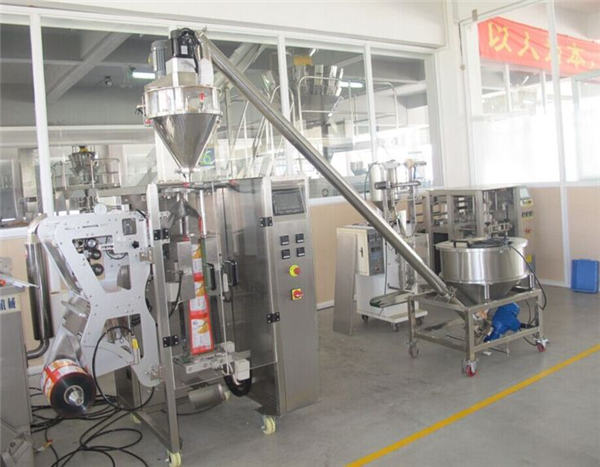 Stroj za polnjenje praška in avtomatskih vrečk za prah