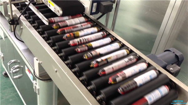 Avtomatski stroj za označevanje klobas s podajalnikom