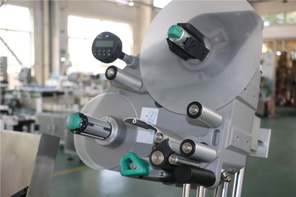 Stroj za označevanje cevi za vakuumsko odvzem krvi