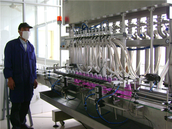 Stroj za polnjenje tekočih steklenic